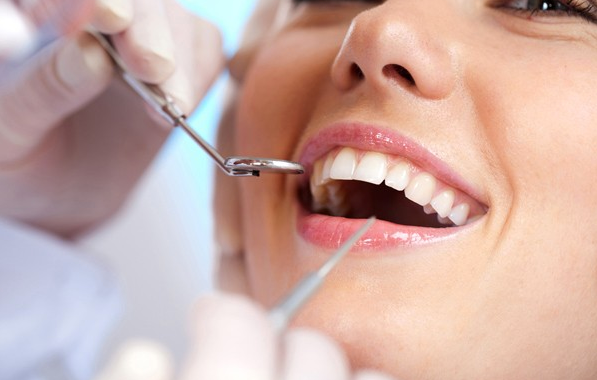 How do I choose a dental implant specialist?