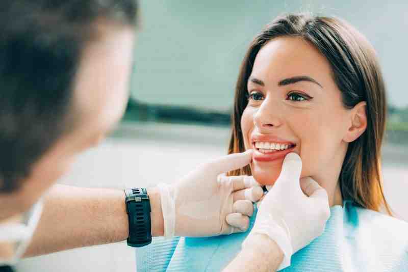 What is difference between bonding and veneers?