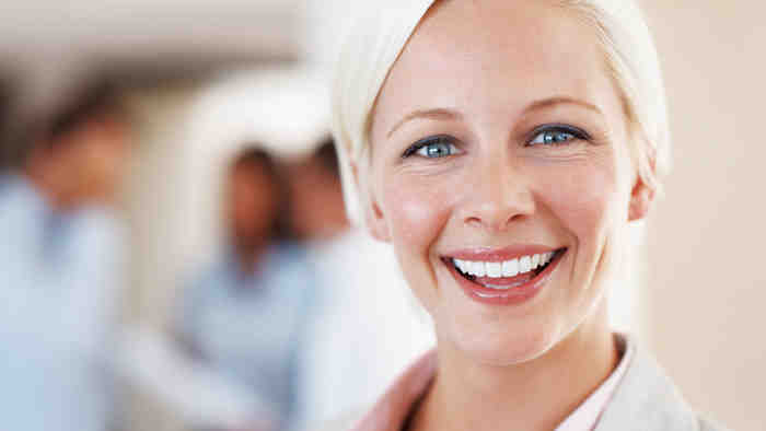 Can a cosmetic dentist remove wisdom teeth?