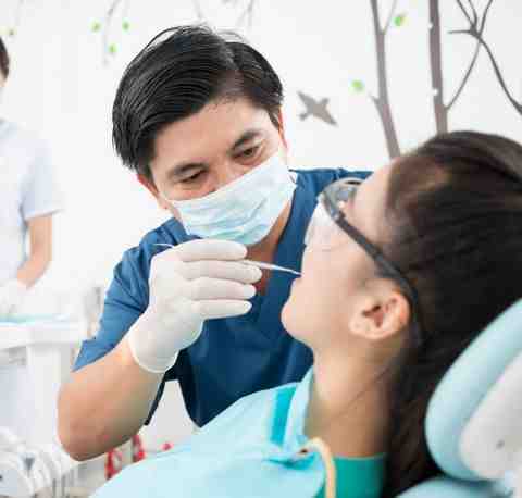 How do I choose a cosmetic dentist?