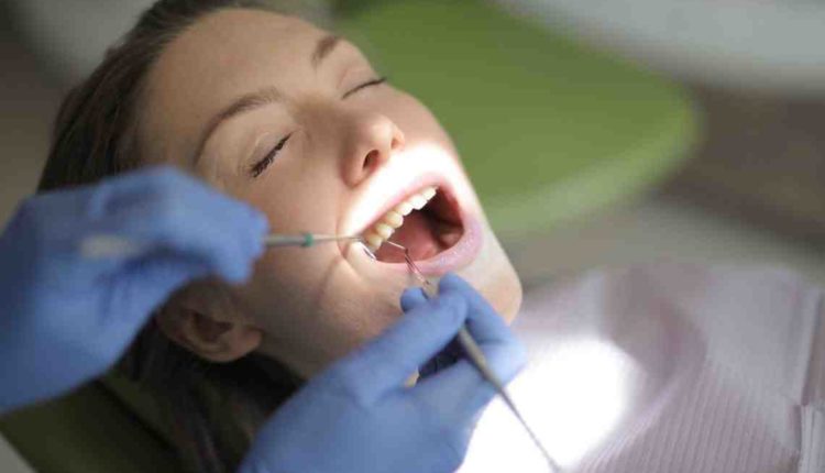 Does getting a dental implant hurt