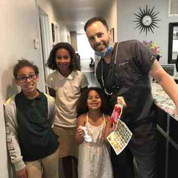 How much does a cosmetic dentist make?