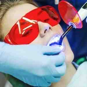 What is the difference between a dentist and a cosmetic dentist?