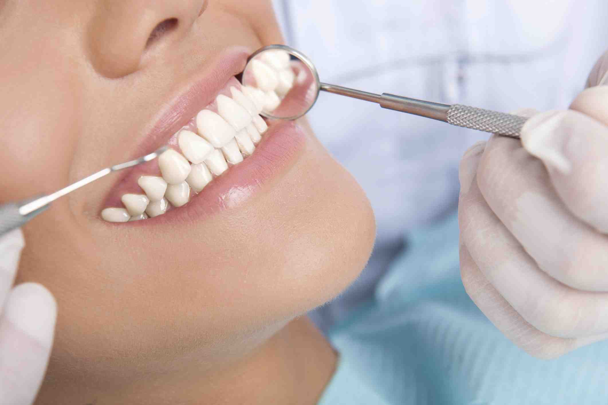 What is the difference between a dentist and a cosmetic dentist?
