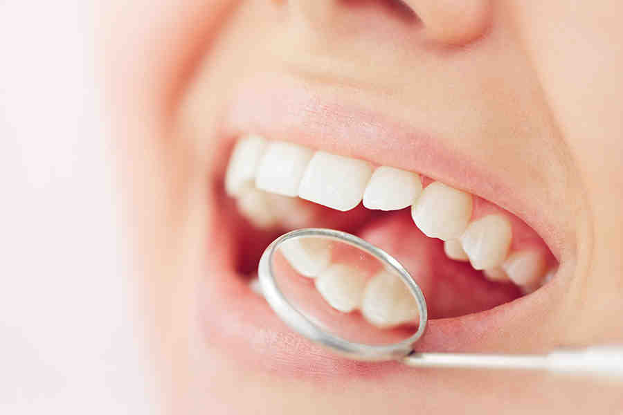 Do implants give bad breath?
