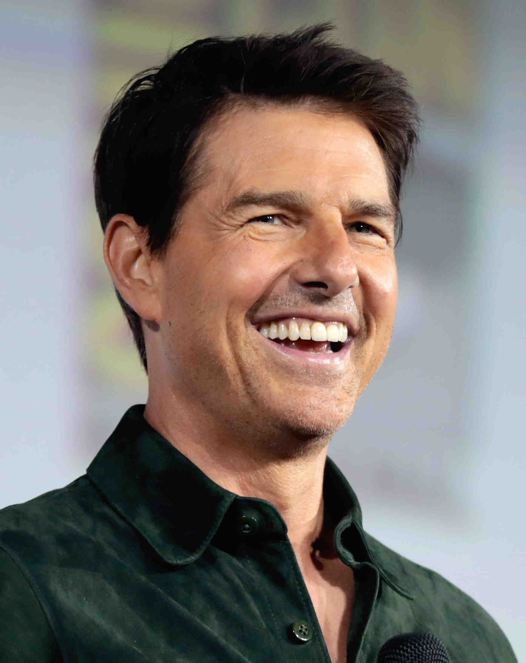 Do any celebrities have false teeth?