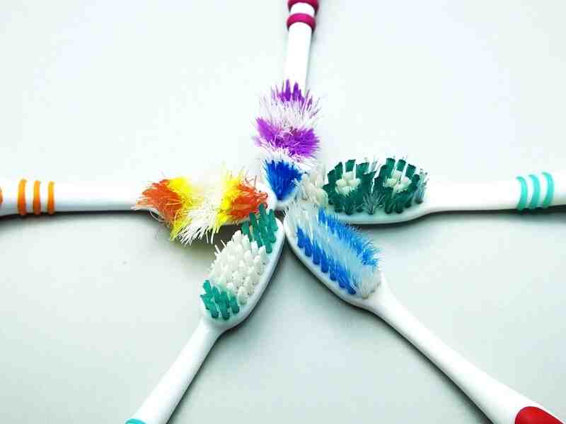 Do electric toothbrushes loosen implants?