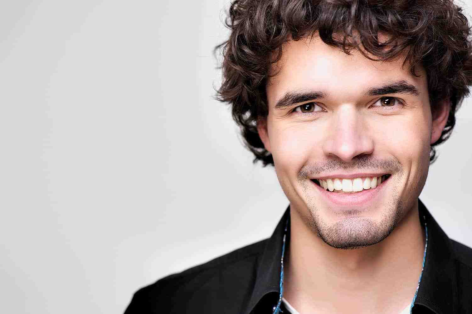 Can periodontist put in implant?
