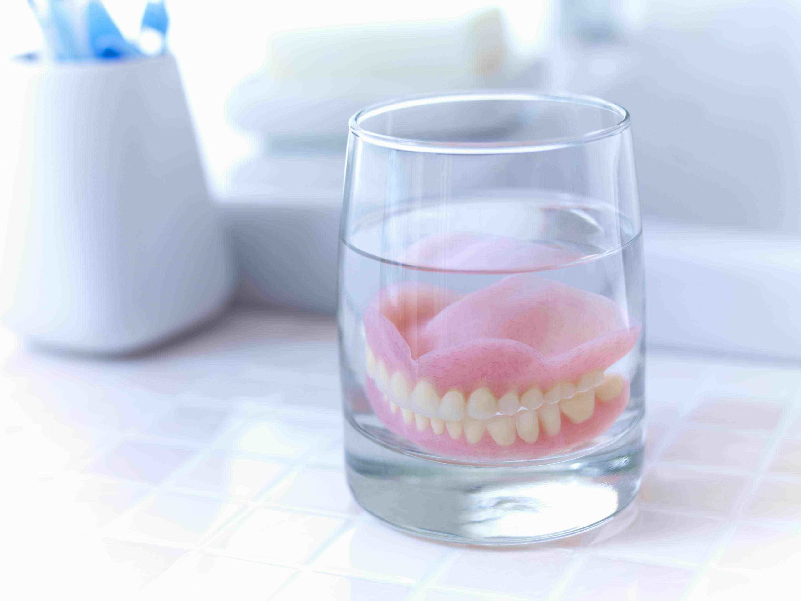 How do you bite with dentures?